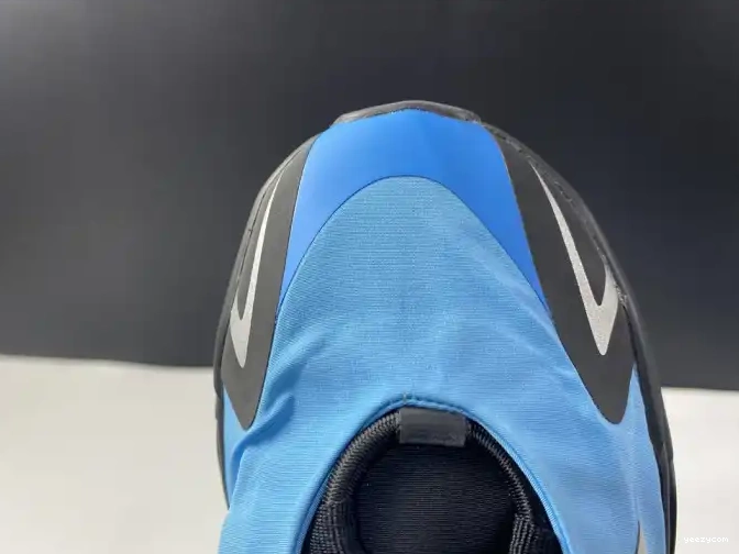 'Bright Boost GZ3079 MNVN Yeezy Cyan' 700 ADIDAS 0428